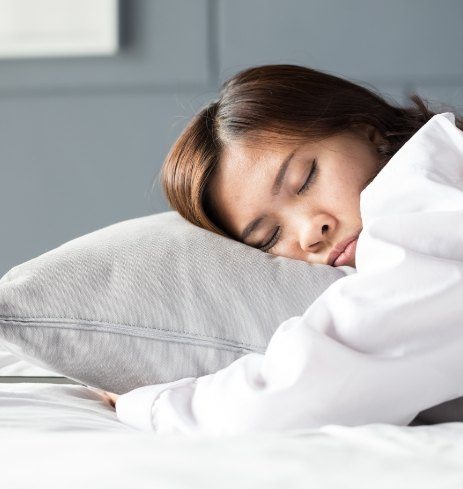 Woman sleeping deeply thanks to sleep apnea therapy